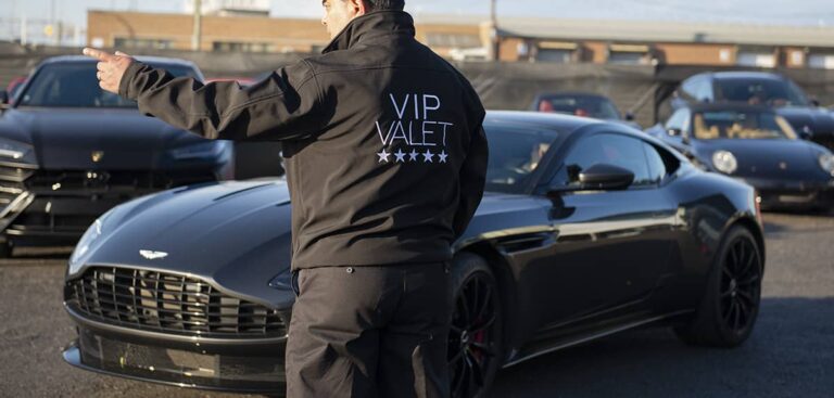 Valet VIP pointant dans une direction pour la circulation